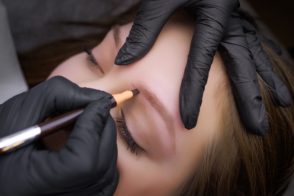 Application of markings with a pencil on the contour of the eyebrows